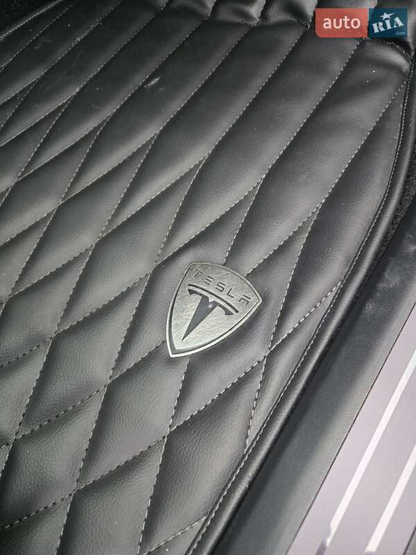 Позашляховик / Кросовер Tesla Model X 2017 в Києві фото 38 Позашляховик / Кросовер Tesla Model X 2017 в Києві