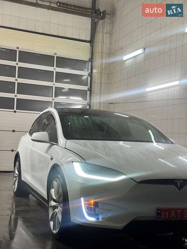 Внедорожник / Кроссовер Tesla Model X 2017 в Сарнах