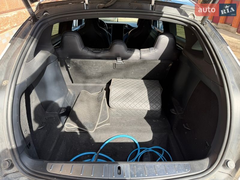 Позашляховик / Кросовер Tesla Model X 2018 в Чернівцях