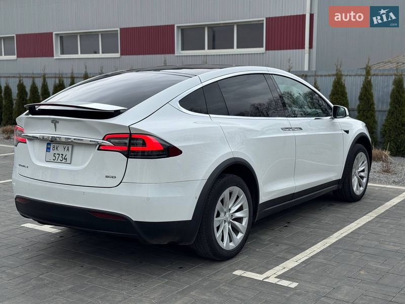 Позашляховик / Кросовер Tesla Model X 2016 в Луцьку
