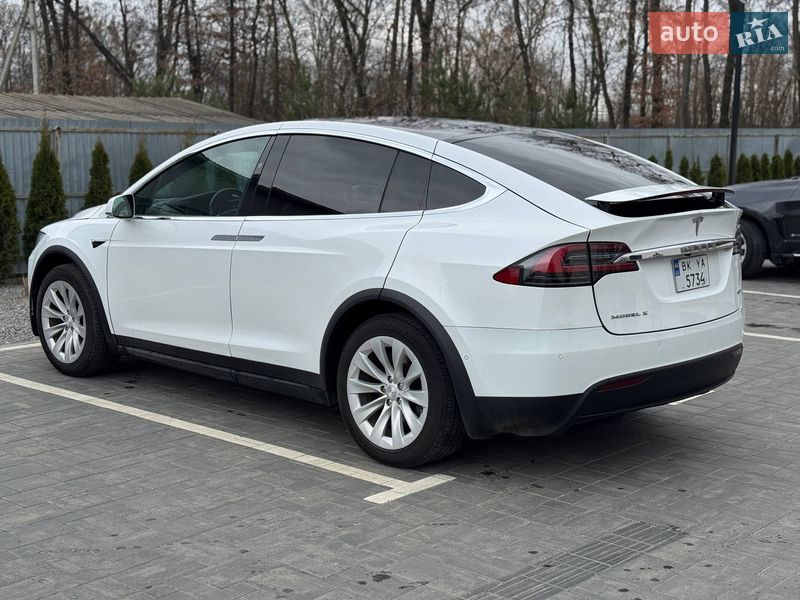 Позашляховик / Кросовер Tesla Model X 2016 в Луцьку