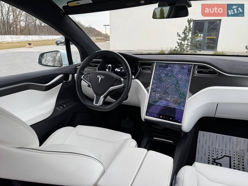 Позашляховик / Кросовер Tesla Model X 2016 в Луцьку
