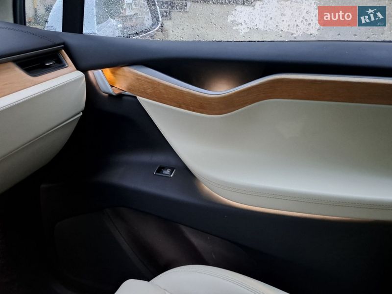 Позашляховик / Кросовер Tesla Model X 2018 в Костопілі
