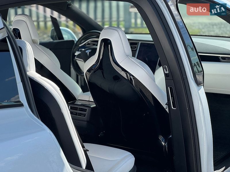 Позашляховик / Кросовер Tesla Model X 2017 в Дніпрі