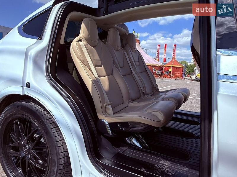 Внедорожник / Кроссовер Tesla Model X 2016 в Черновцах