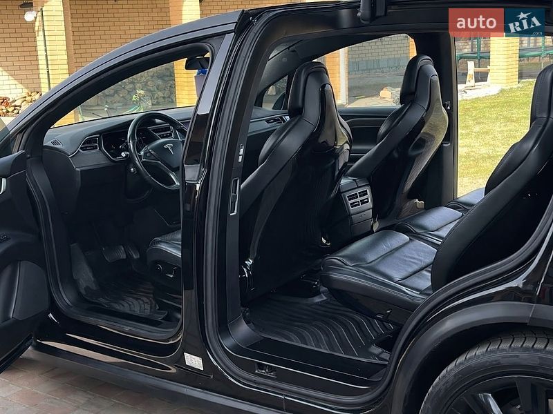 Внедорожник / Кроссовер Tesla Model X 2016 в Сарнах