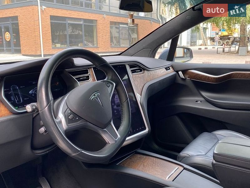 Внедорожник / Кроссовер Tesla Model X 2017 в Стрые
