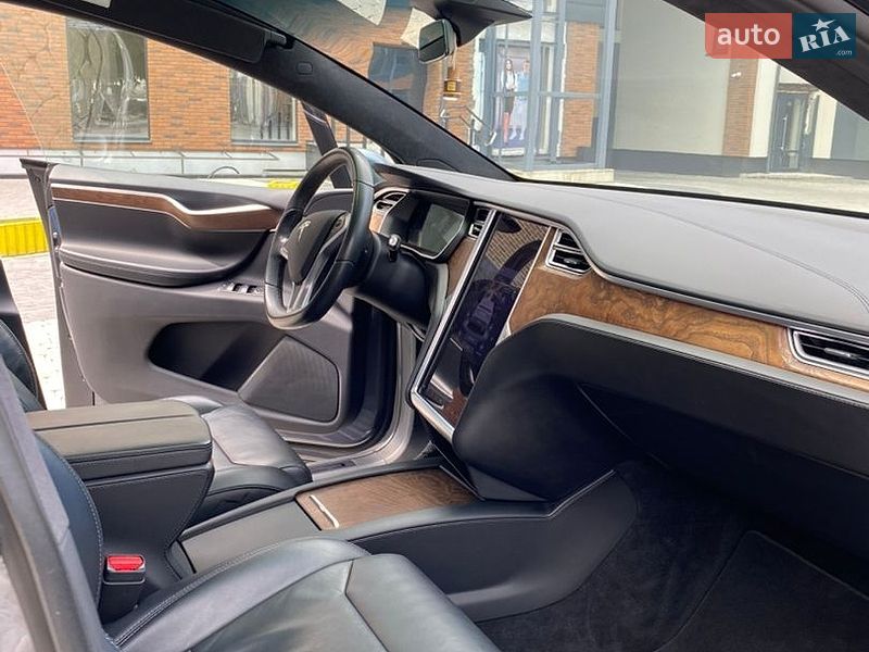 Внедорожник / Кроссовер Tesla Model X 2017 в Стрые