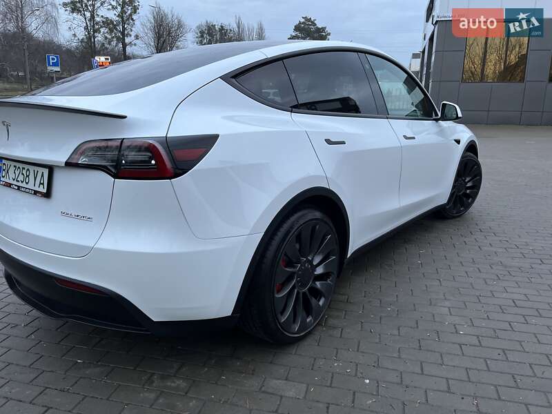 Внедорожник / Кроссовер Tesla Model Y 2023 в Ровно