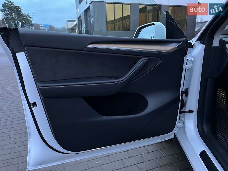 Внедорожник / Кроссовер Tesla Model Y 2023 в Ровно