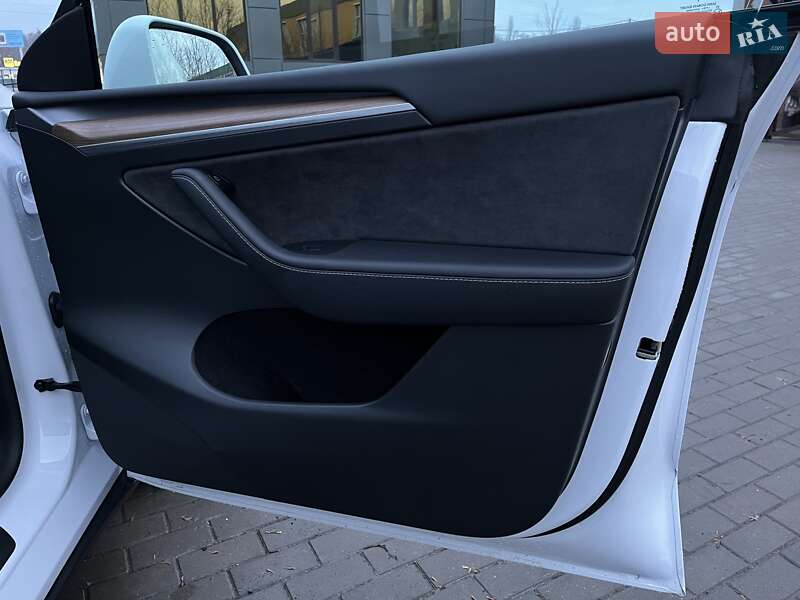 Внедорожник / Кроссовер Tesla Model Y 2023 в Ровно