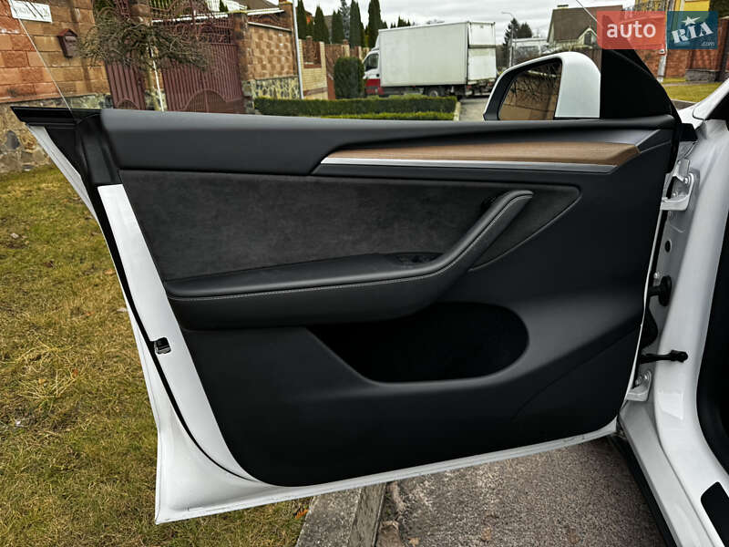Внедорожник / Кроссовер Tesla Model Y 2023 в Ровно
