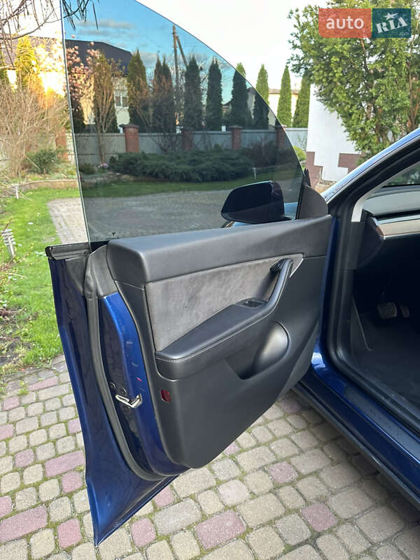 Внедорожник / Кроссовер Tesla Model Y 2021 в Львове