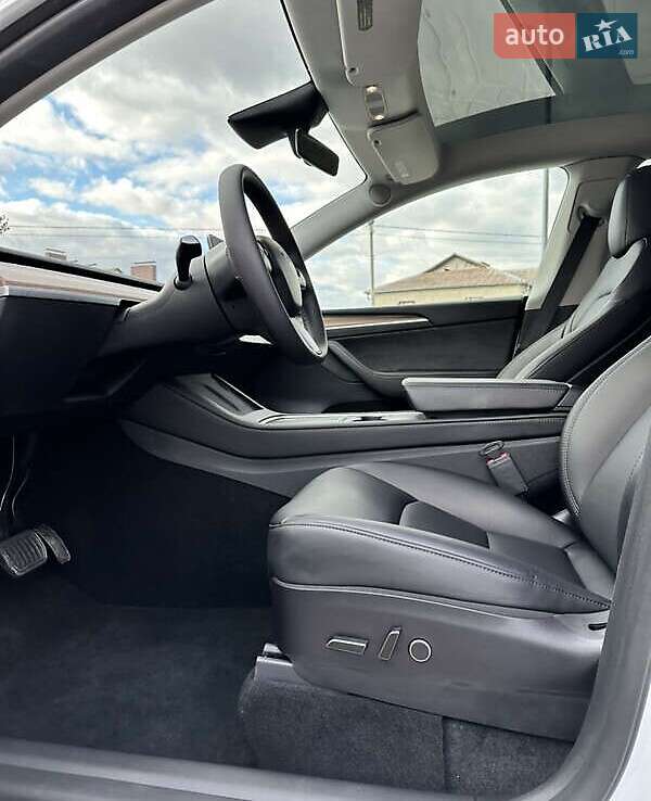 Внедорожник / Кроссовер Tesla Model Y 2023 в Киеве