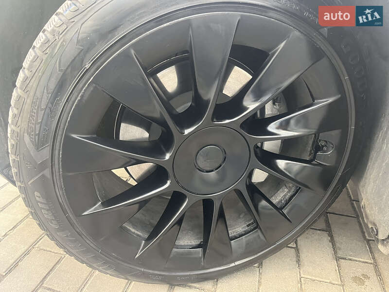 Позашляховик / Кросовер Tesla Model Y 2021 в Львові