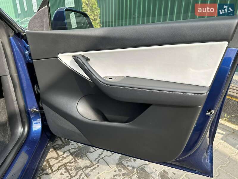Позашляховик / Кросовер Tesla Model Y 2020 в Чернівцях