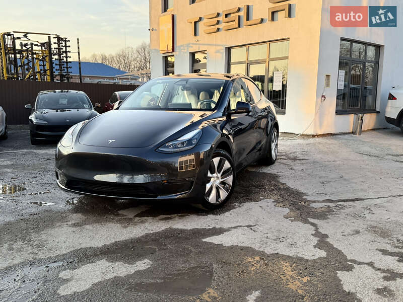 Tesla Model Y 2024