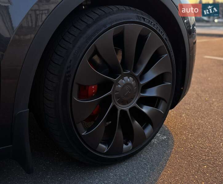 Внедорожник / Кроссовер Tesla Model Y 2024 в Киеве