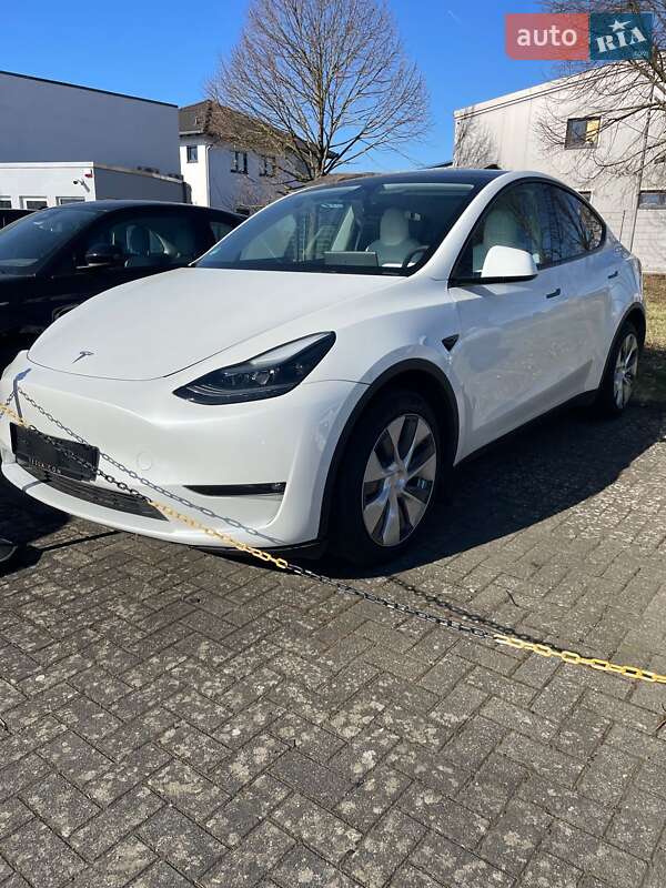 Tesla Model Y 2024