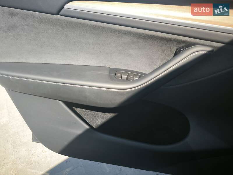 Внедорожник / Кроссовер Tesla Model Y 2023 в Киеве