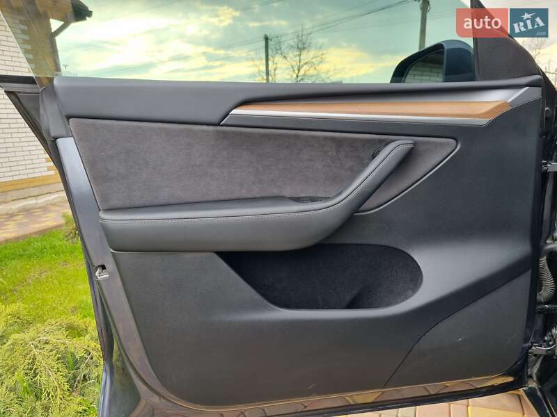 Позашляховик / Кросовер Tesla Model Y 2023 в Самарі