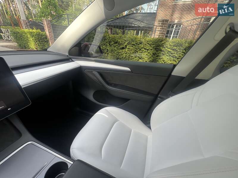 Внедорожник / Кроссовер Tesla Model Y 2024 в Киеве