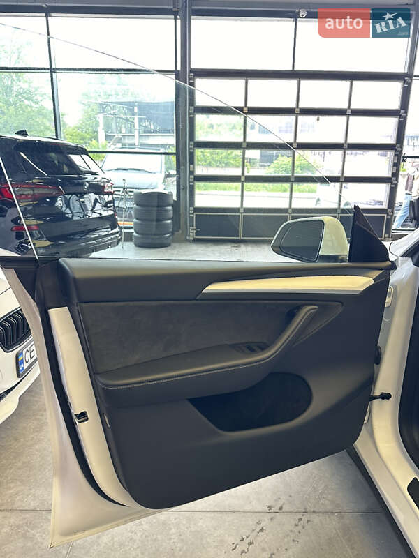 Внедорожник / Кроссовер Tesla Model Y 2024 в Киеве