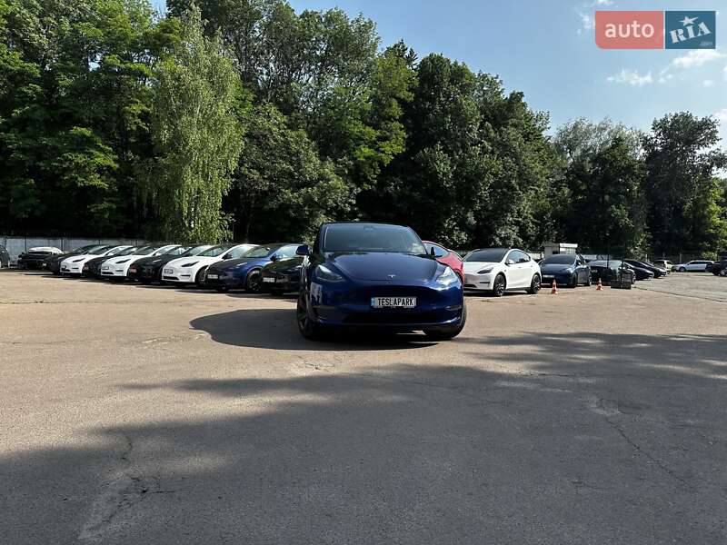 Tesla Model Y 2024