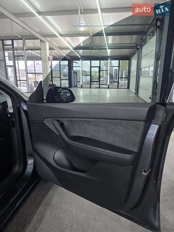 Внедорожник / Кроссовер Tesla Model Y 2021 в Ровно