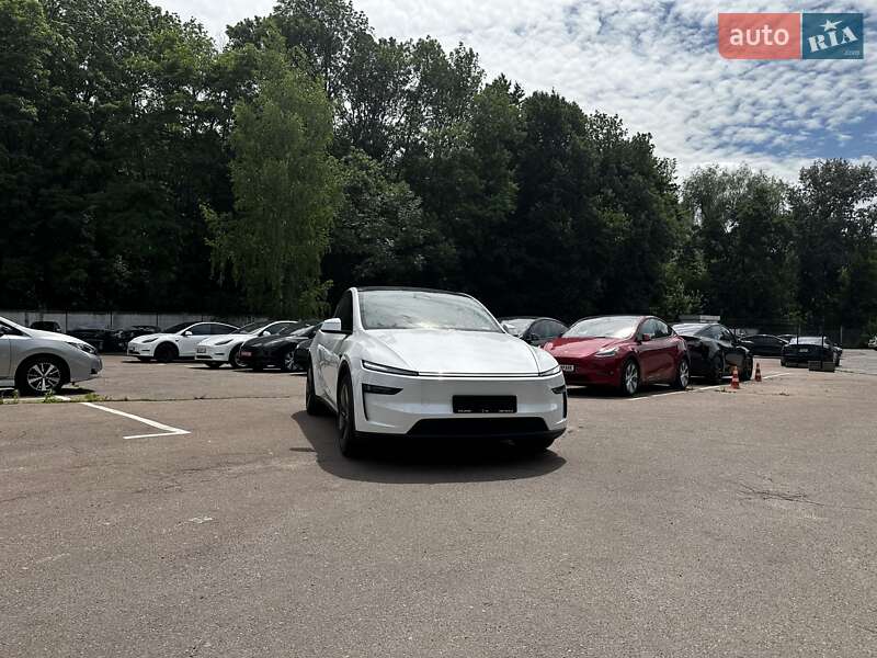 Tesla Model Y 2025