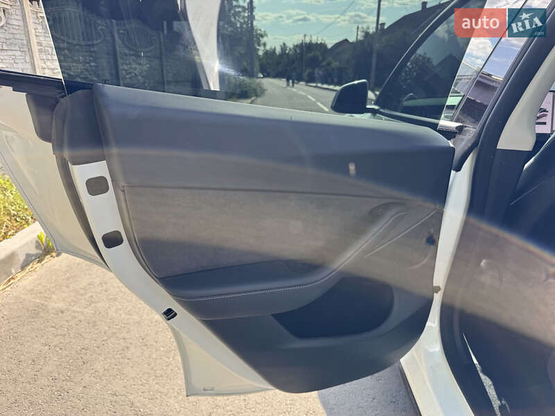 Внедорожник / Кроссовер Tesla Model Y 2024 в Ровно