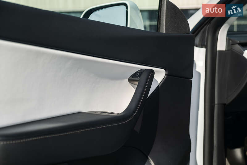 Внедорожник / Кроссовер Tesla Model Y 2021 в Киеве