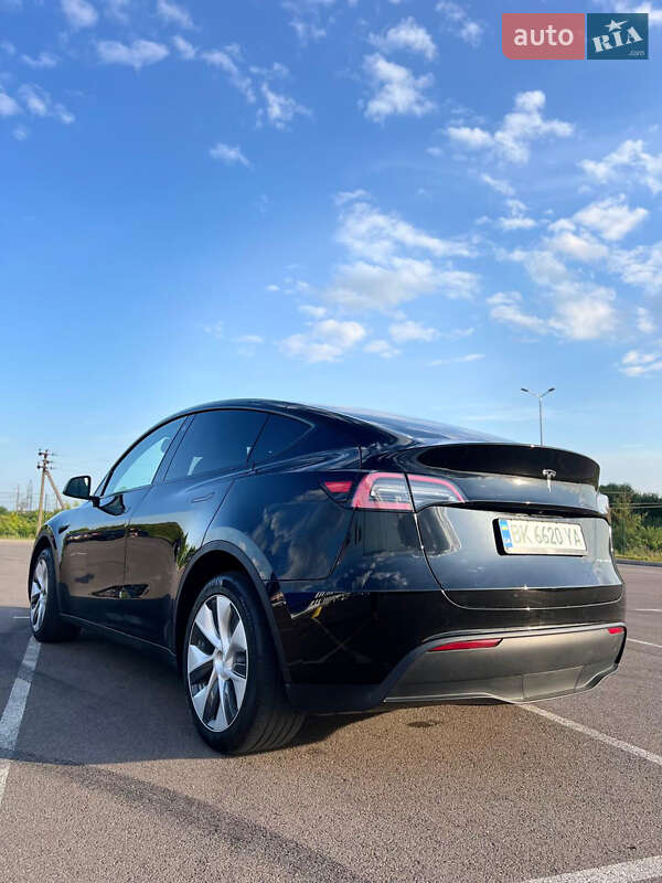 Внедорожник / Кроссовер Tesla Model Y 2023 в Ровно