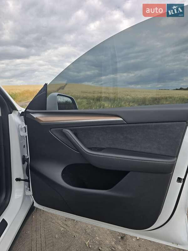 Внедорожник / Кроссовер Tesla Model Y 2023 в Львове
