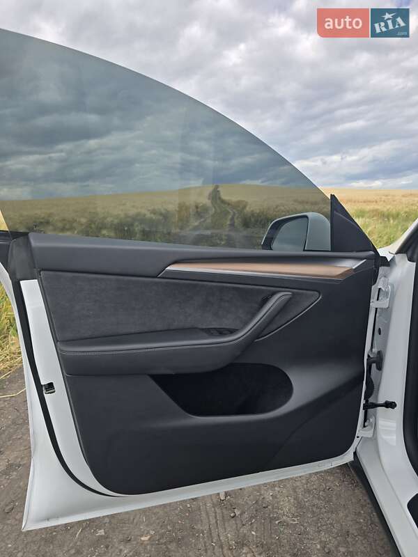 Внедорожник / Кроссовер Tesla Model Y 2023 в Львове