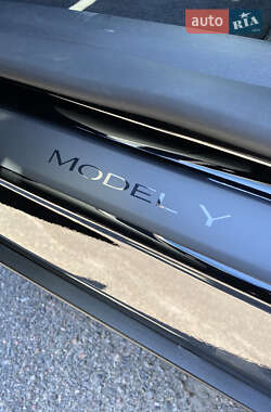 Позашляховик / Кросовер Tesla Model Y 2024 в 