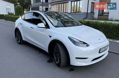 Tesla Model Y 2024