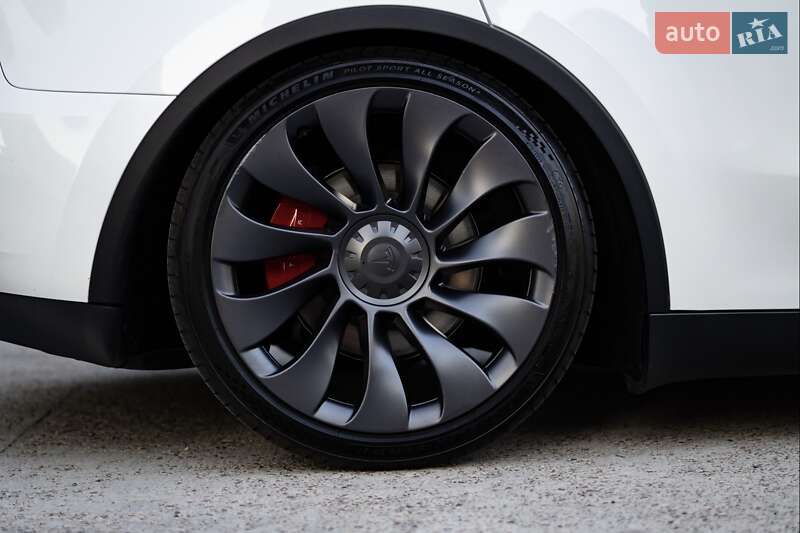 Внедорожник / Кроссовер Tesla Model Y 2024 в Киеве