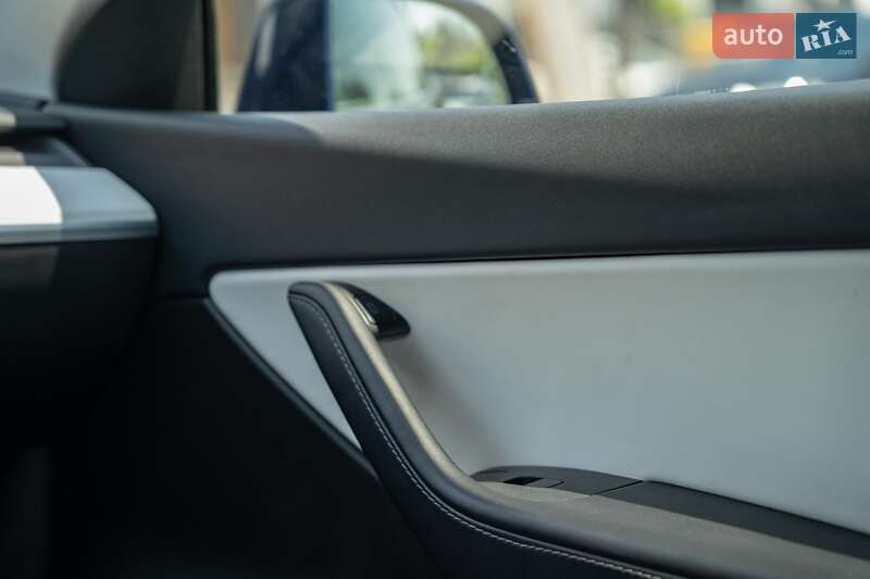 Позашляховик / Кросовер Tesla Model Y 2021 в Чернівцях