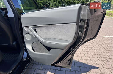 Позашляховик / Кросовер Tesla Model Y 2024 в 