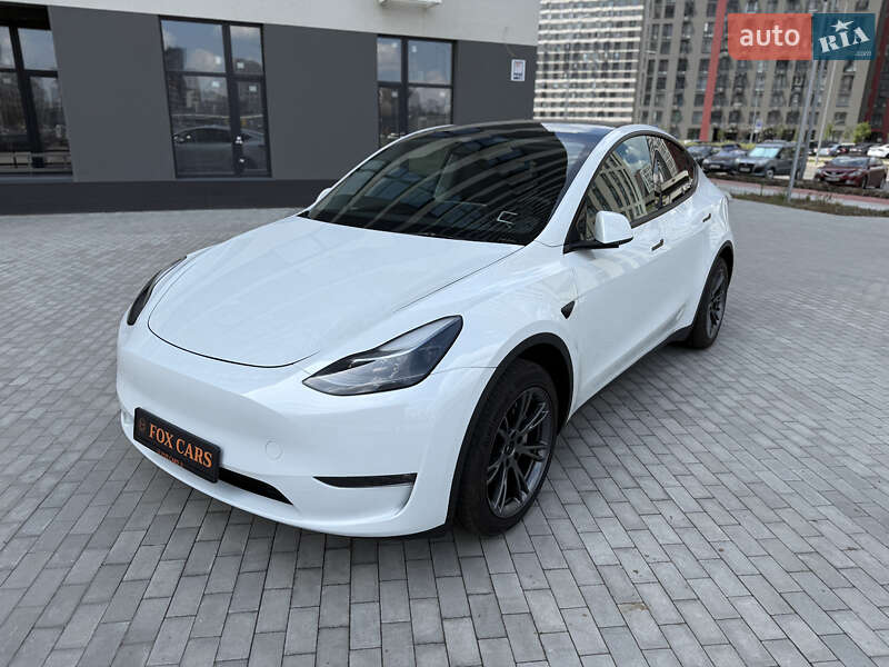 Tesla Model Y 2024