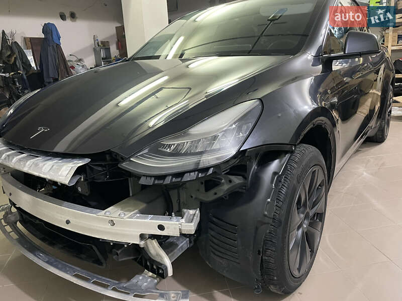 Tesla Model Y 2025