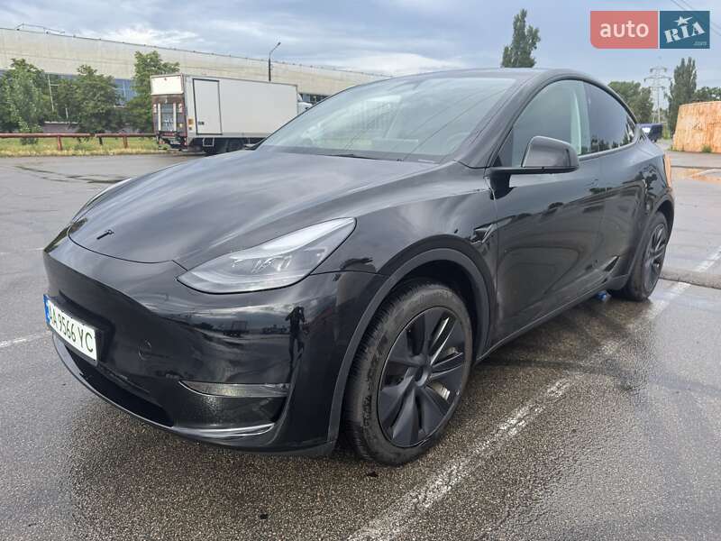 Tesla Model Y 2024