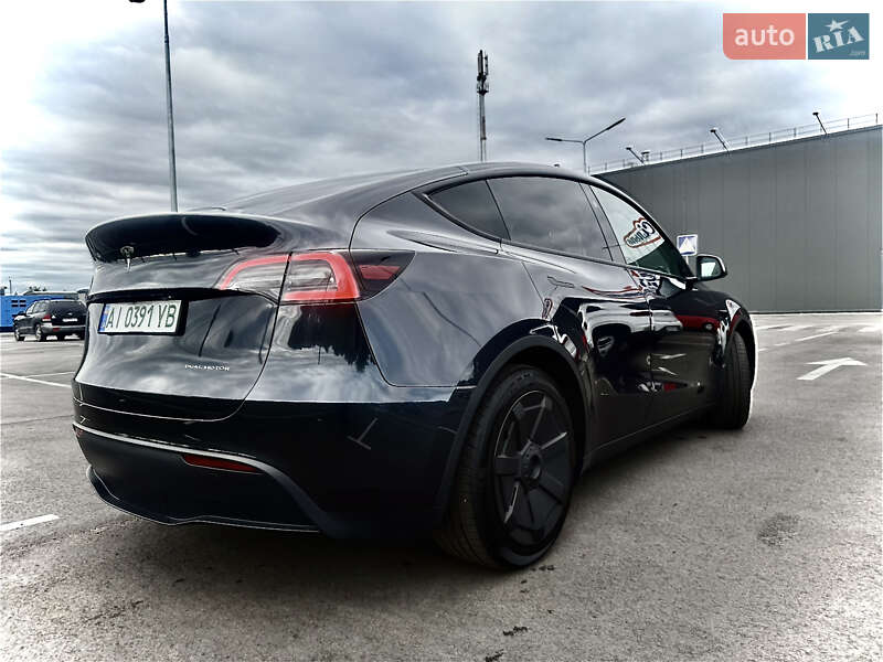 Tesla Model Y 2024