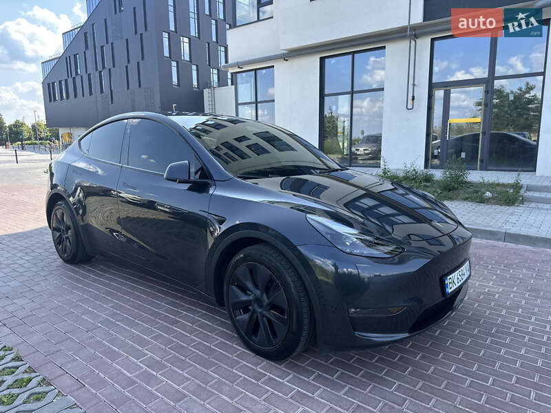 Tesla Model Y 2024