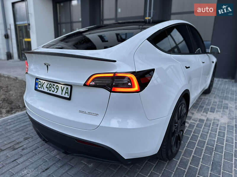 Внедорожник / Кроссовер Tesla Model Y 2023 в Ровно
