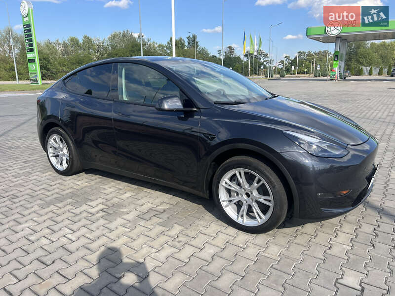 Tesla Model Y 2024