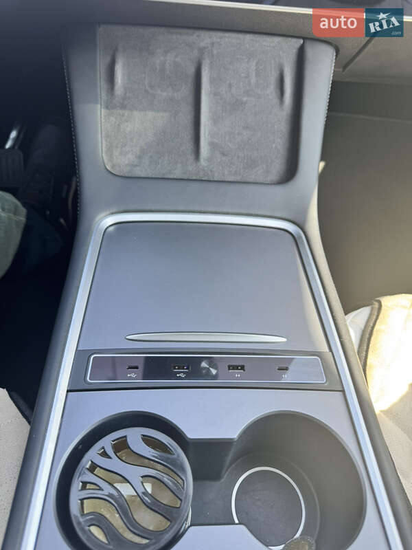 Позашляховик / Кросовер Tesla Model Y 2021 в Львові