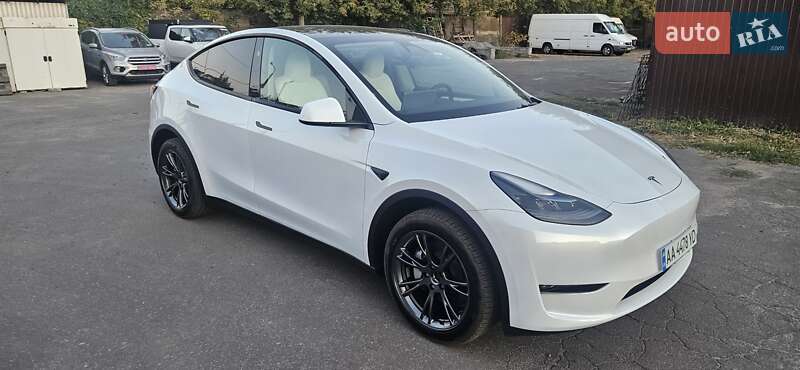 Tesla Model Y 2024