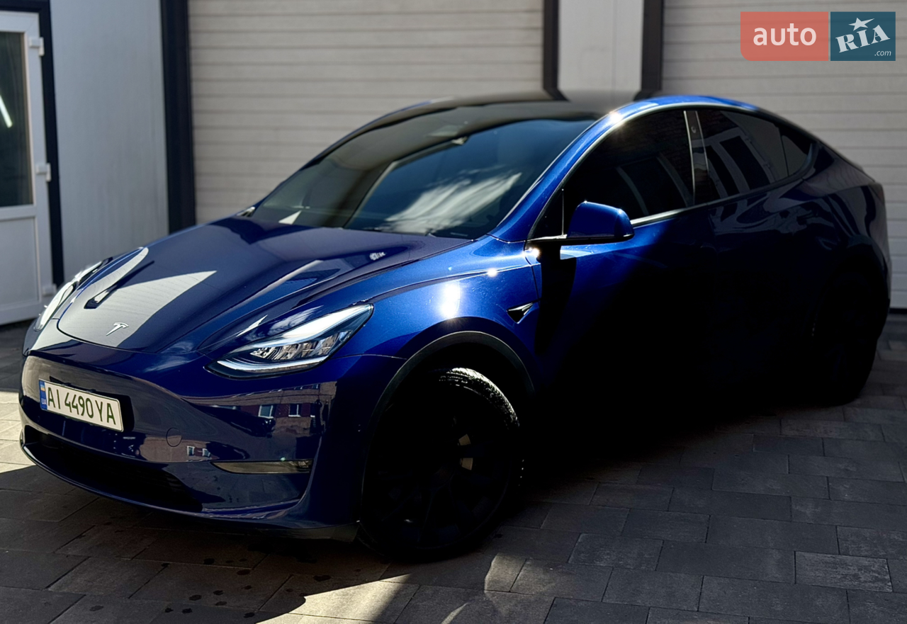 В продажі Tesla Y Long Range Dual Motor 
Автомобіль зберігається постійно в гаражі та заряджався постійно лише від розетки 220.На повному заряді показує 470км.
В авто встановлена швидка зарядка, жовті задні покажчики повороту,подвійний скло пакет, навігація, та автопілот. В авто живі сертифікати та останнє оновлення та активована сім карта. Авто затоноване вкруг якісною плівкою та передні фари в бронеплівці. Також було виконано заміну фільтрів масла в двох редукторах та замінені усі передні сайлентблоки та встановлено посилені задні плавуючі сайлентблоки. 
Мінімальний удар по Америці.
По авто робити нічого не потрібно. Сів та поїхав.
Продаж від власника. Торг присутній.


